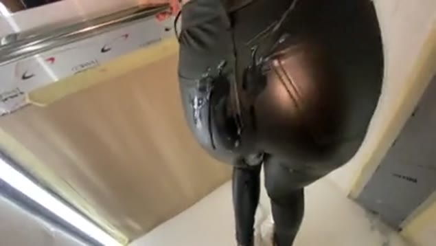 久しぶりに欲情した女が知らない男にエレベーターで跨る