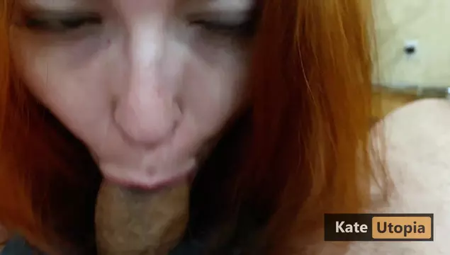 隔離生活中！赤毛美女のチンポしゃぶりポルノ動画