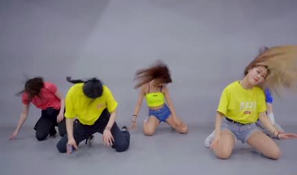 若いアジア美女たちが巨乳を揺らして一緒にダンス