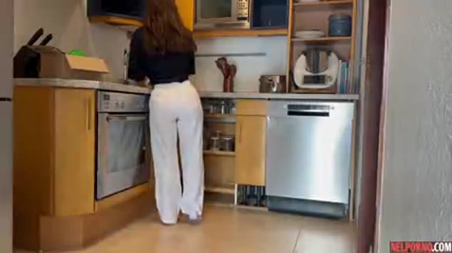 自宅AVでキッチンでチンポを美味しくフェラする美女