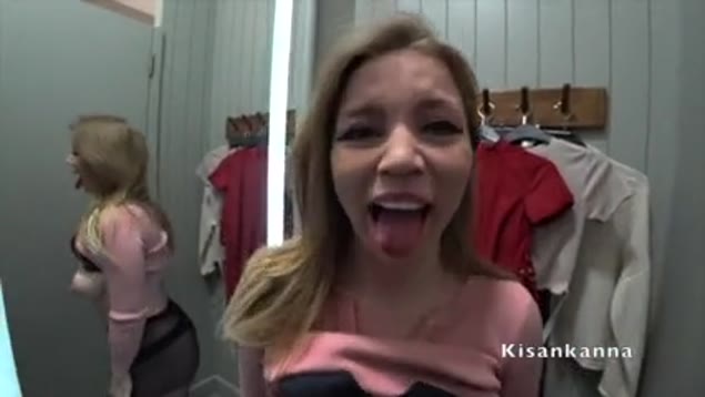 ロシア人少女が試着室でランチ代わりにフェラチオ
