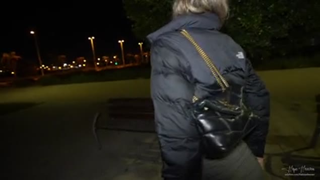 Tinderで知り合った男と公開セックスに同意