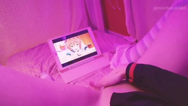 アニメポルノ見て濡れたマンコを可愛く愛撫する少女