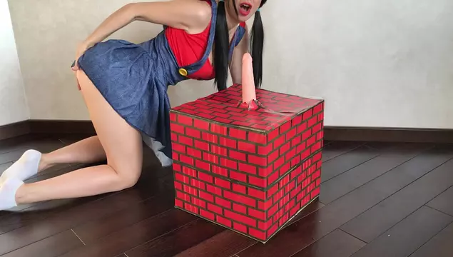 ファンたちを驚かせてスーパーマリオのコスプレでまんこをいじった